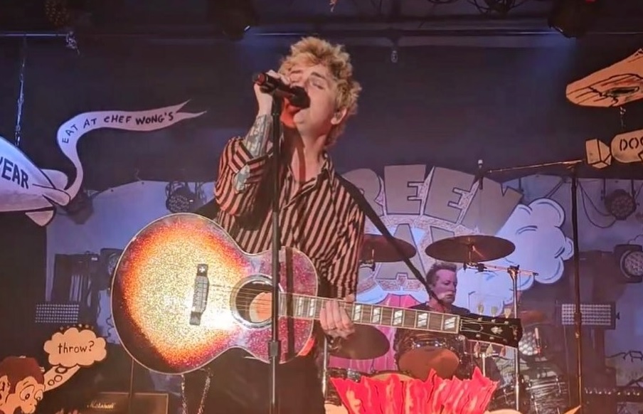 Green Day estreia a inédita ‘The American Dream is Killing Me’ em show intimista; assista