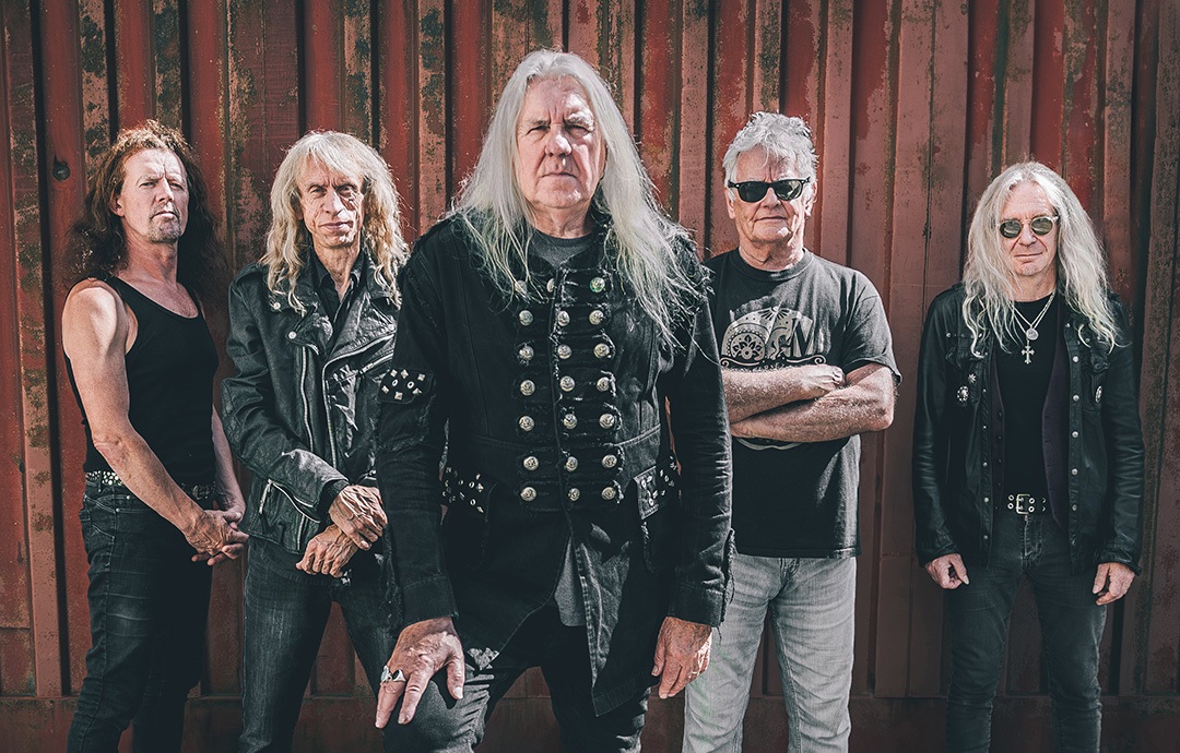 Saxon: Prestes a fazer turnê pelo Brasil, Biff Byford fala sobre Angra e Sepultura