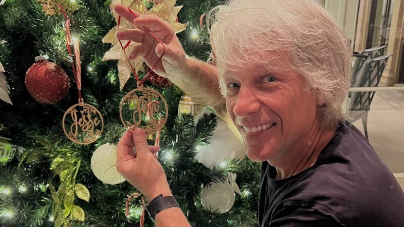 Bon Jovi lança faixa natalina ‘Christmas Isn't Christmas’