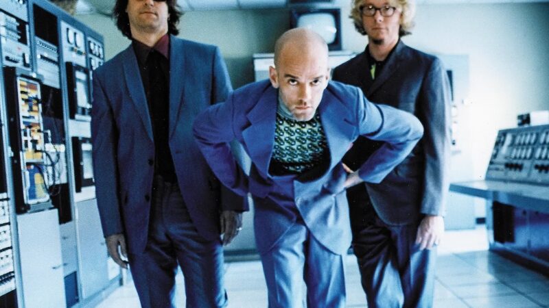 R.E.M. tem 'muitas músicas no cofre', revela Mike Mills