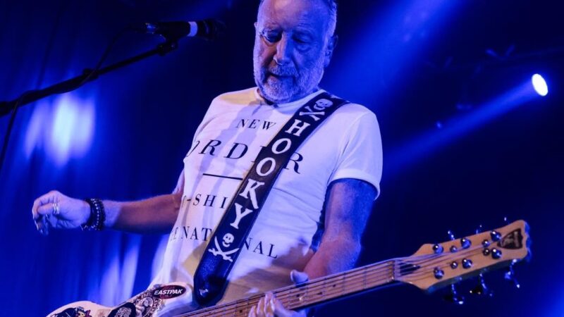 Peter Hook, ex-New Order e Joy Division, anuncia única apresentação no Brasil em agosto