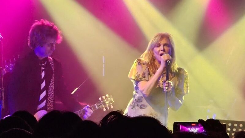 Billie Joe Armstrong, do Green Day, faz show intimista com Courtney Love em Londres; assista