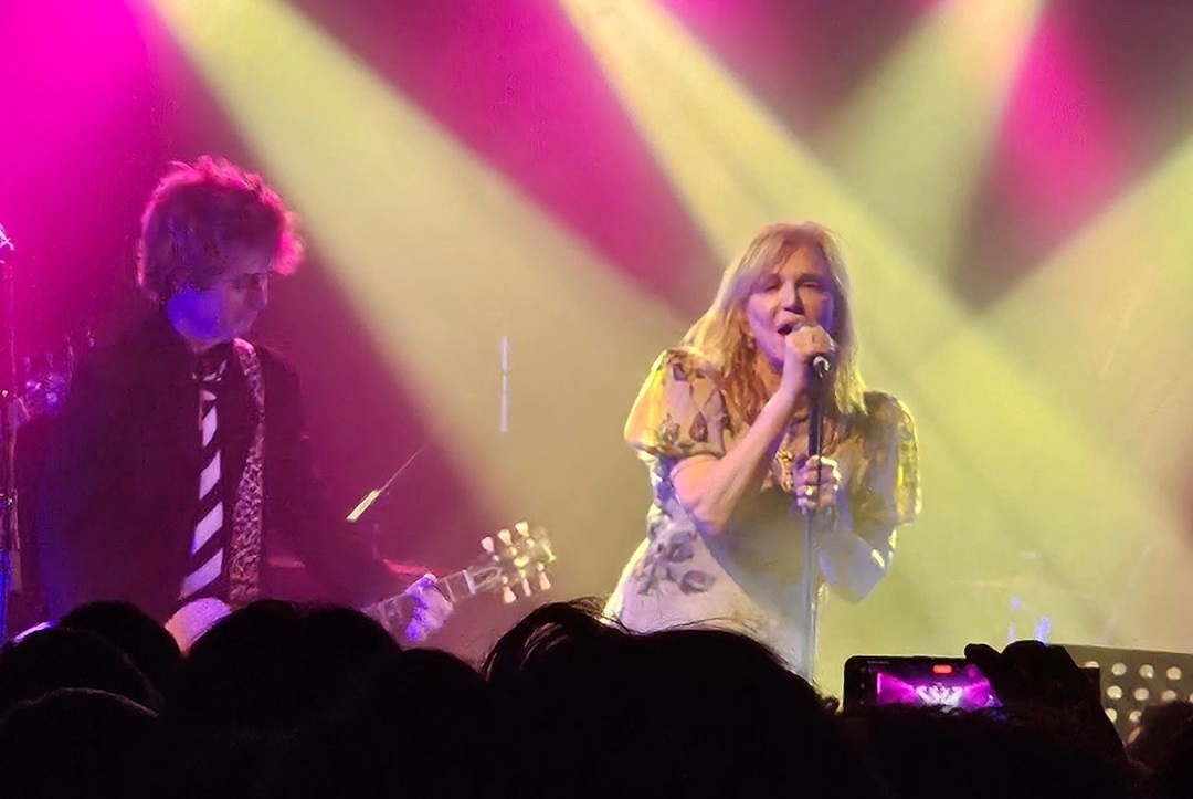 Billie Joe Armstrong, do Green Day, faz show intimista com Courtney Love em Londres; assista