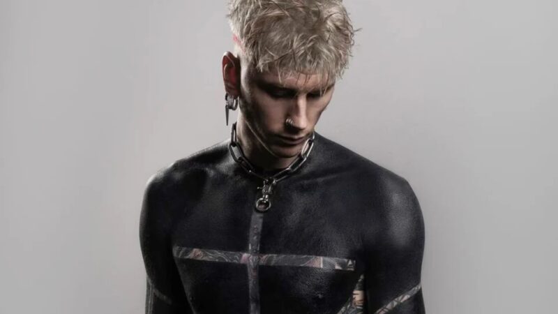 Machine Gun Kelly apresenta tatuagem blackout para 'propósito espiritual'