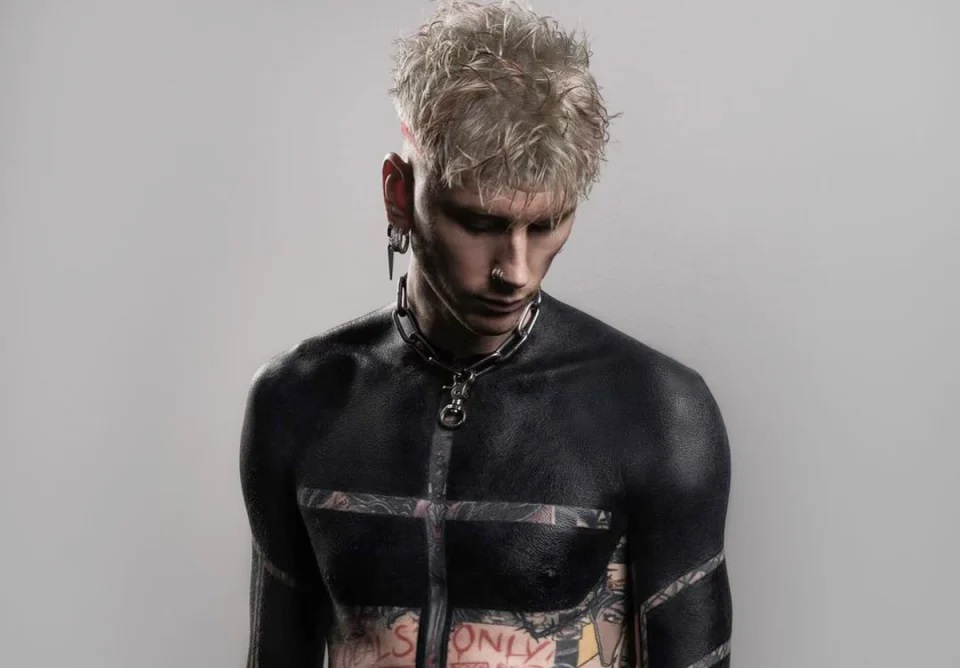 Machine Gun Kelly apresenta tatuagem blackout para ‘propósito espiritual’