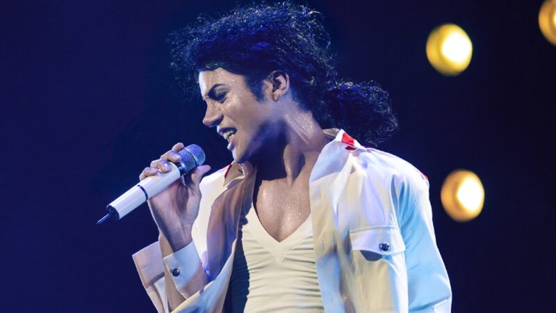 Michael Jackson: sobrinho incorpora cantor em foto de cinebiografia