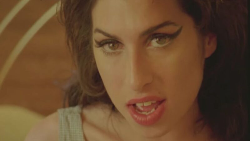 Amy Winehouse: clipe de 'Tears Dry on Their Own' ganha nova versão com imagens inéditas