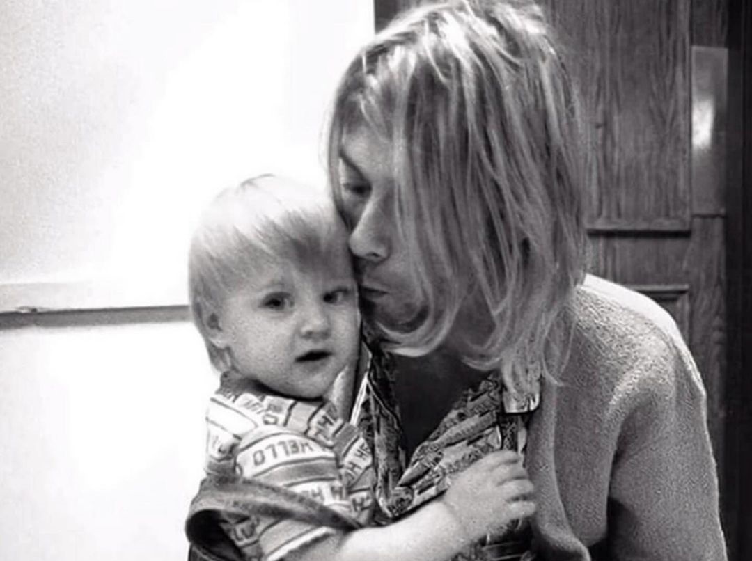 Filha de Kurt Cobain presta homenagem ao pai, morto há 30 anos