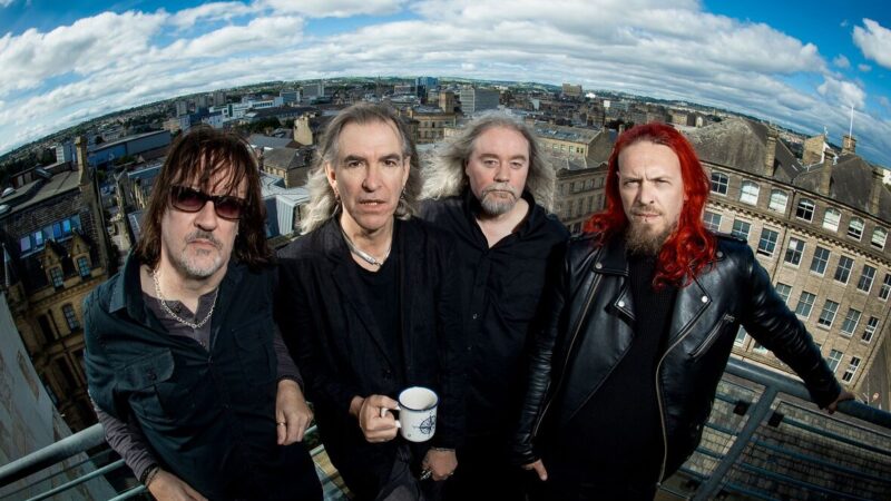 New Model Army participa de sessão de autógrafos em São Paulo