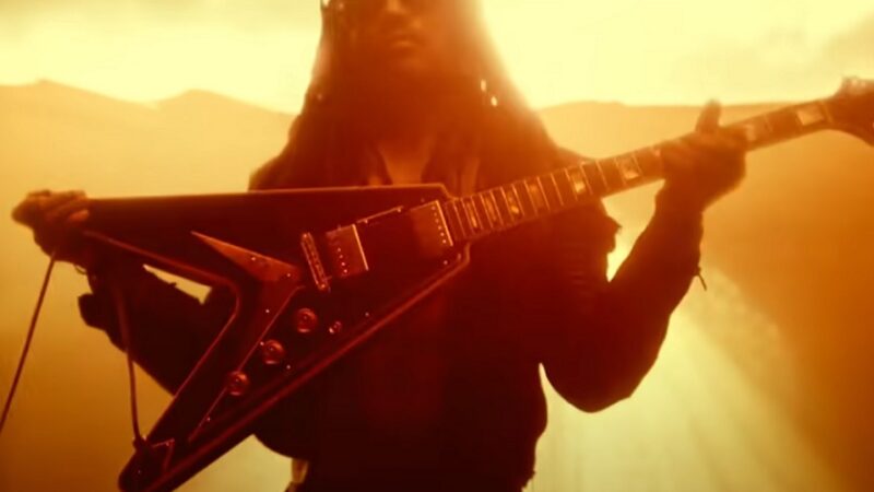 Lenny Kravitz lança clipe do single 'Paralyzed'