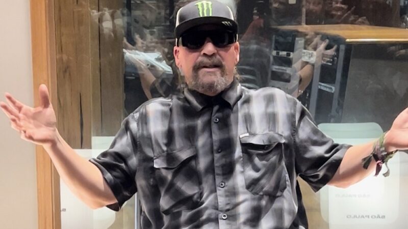 Mike Muir, do Suicidal Tendencies, revela que tentou aprender português: 'é uma linguagem difícil'