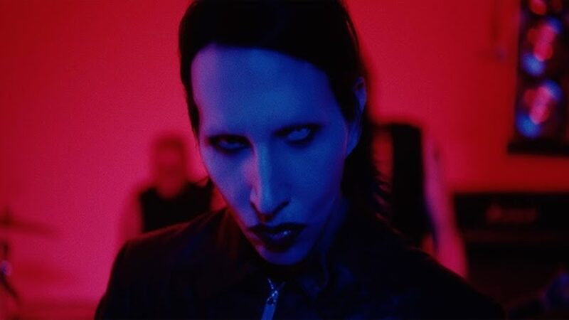 Marilyn Manson lança novo single 'Raise The Red Flag'