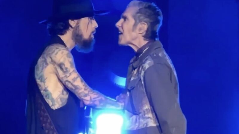 Jane's Addiction cancela turnê após Perry Farrell agredir Dave Navarro em show