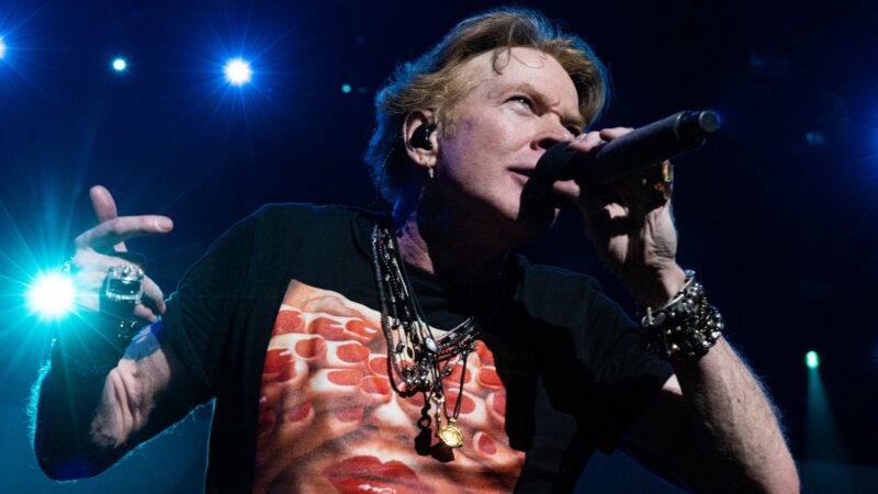 Axl Rose canta 'Love to Love', clássico do UFO, em álbum de Michael Schenker; ouça