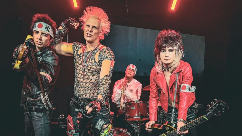 Supla e os Punks de Boutique lançam a inédita ‘Amor Kamikaze’; assista clipe