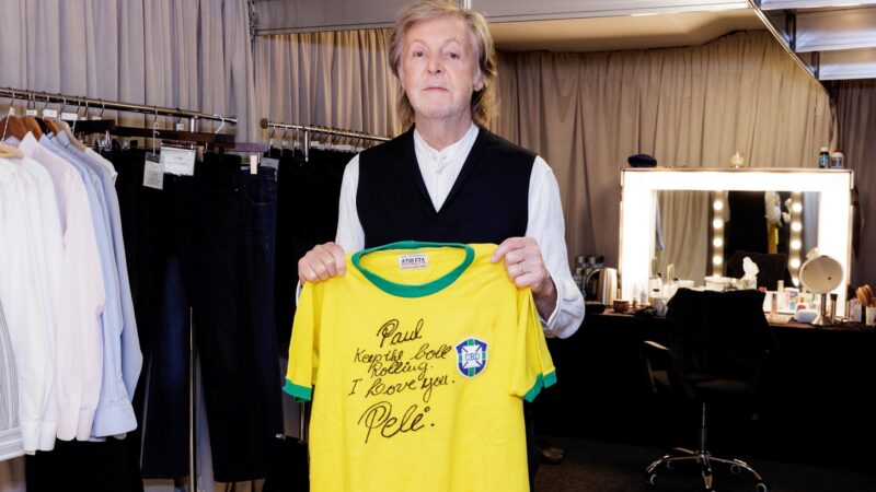 Paul McCartney recebe camisa assinada por Pelé