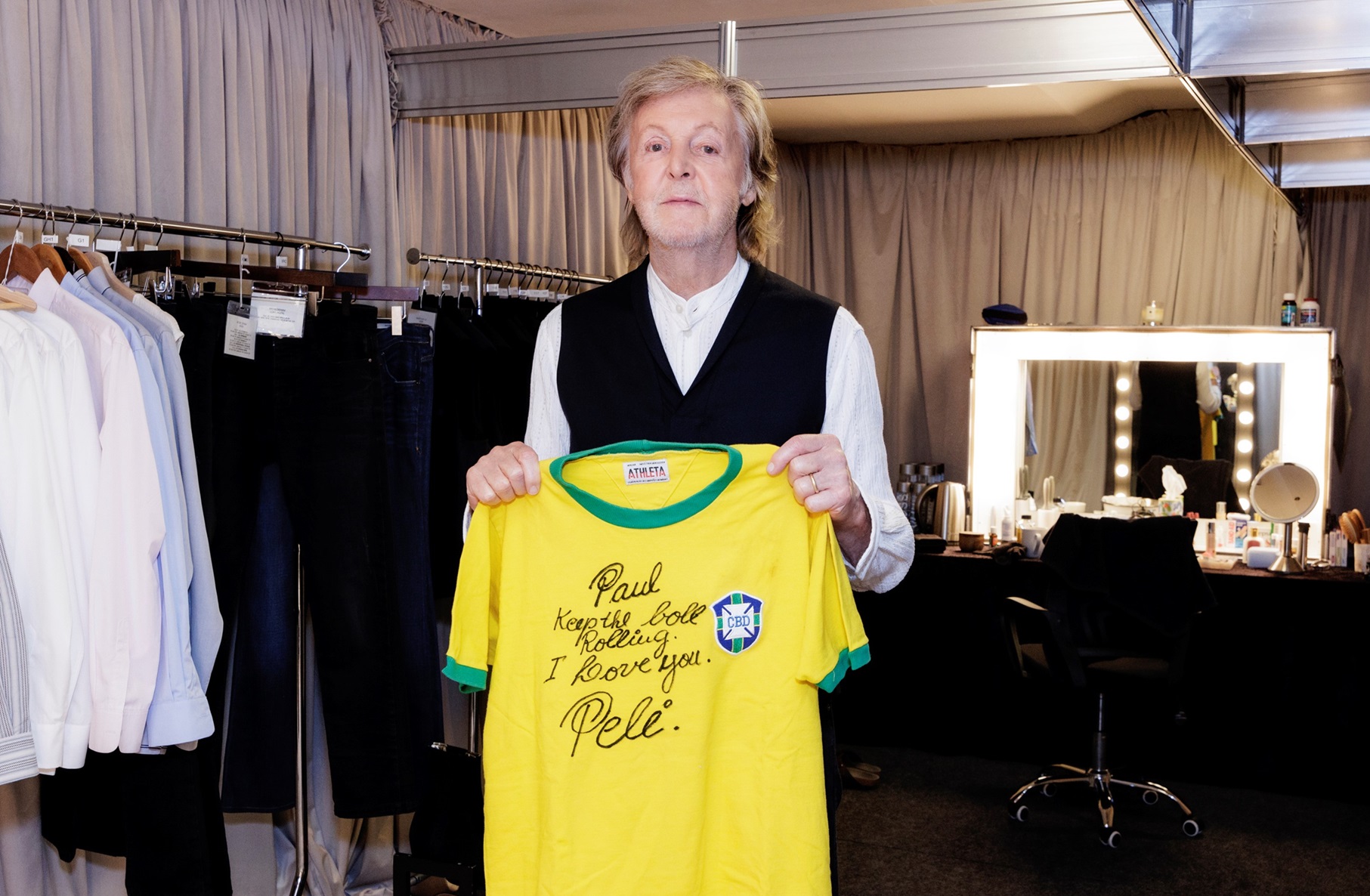 Paul McCartney recebe camisa assinada por Pelé