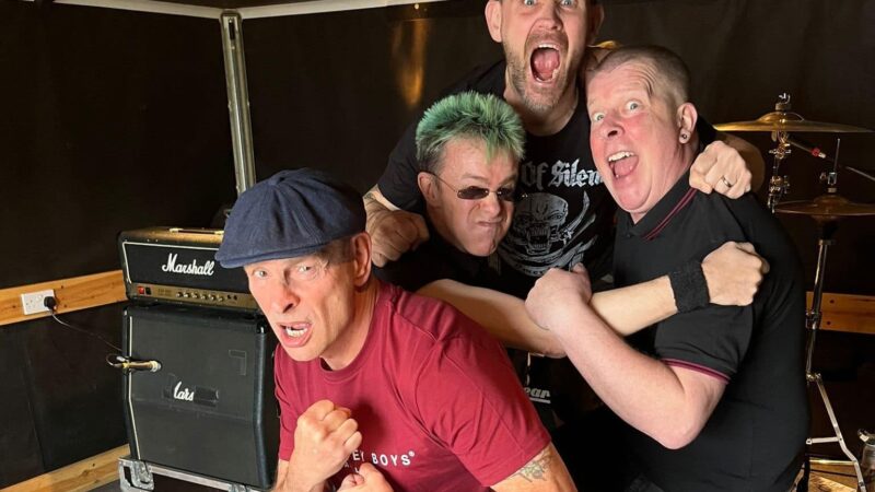 Cockney Rejects, com Olga do Toy Dolls, vem ao Brasil em 2025