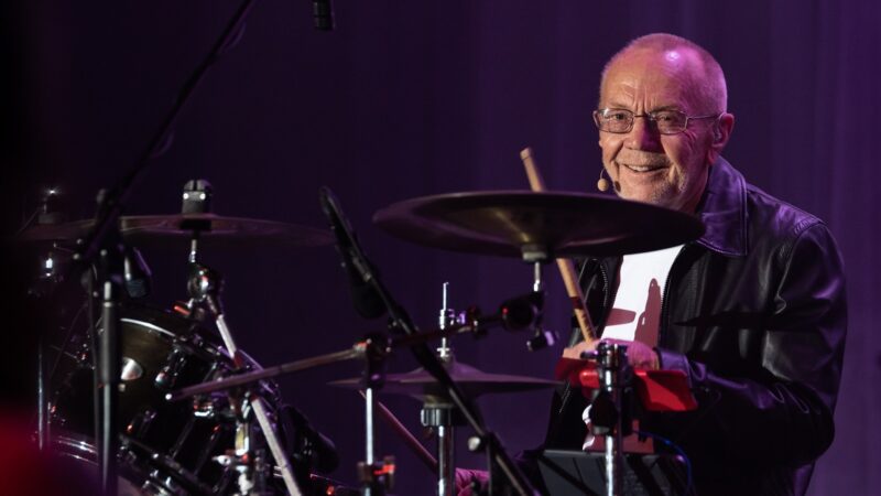 Colin Petersen, baterista original dos Bee Gees, morre aos 78 anos