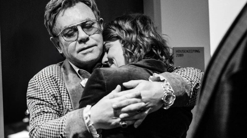 Elton John lança a inédita 'Never Too Late' em parceria com Brandi Carlile