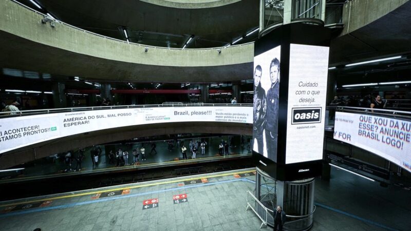 Oasis divulga imagem de turnê no Brasil em Metrô de São Paulo