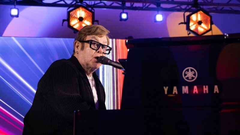 Elton John revela que perdeu a visão após infecção