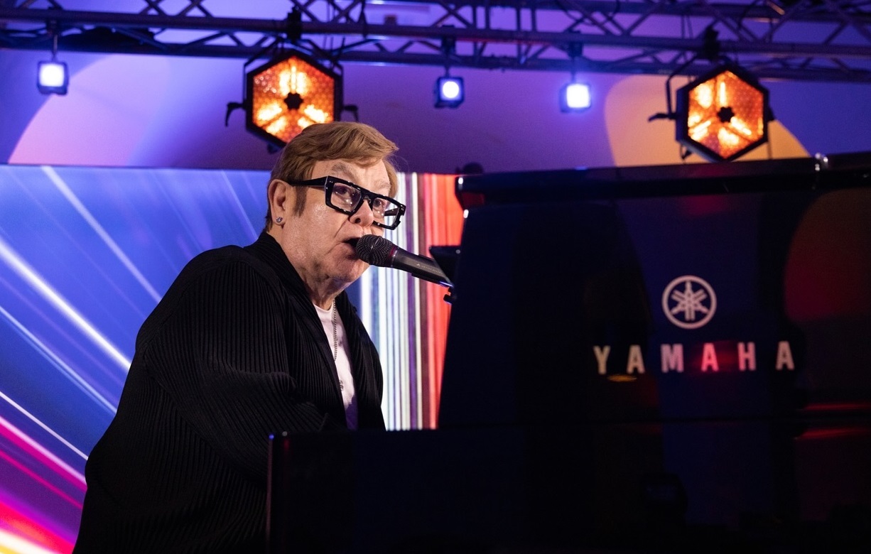 Elton John revela que perdeu a visão após infecção