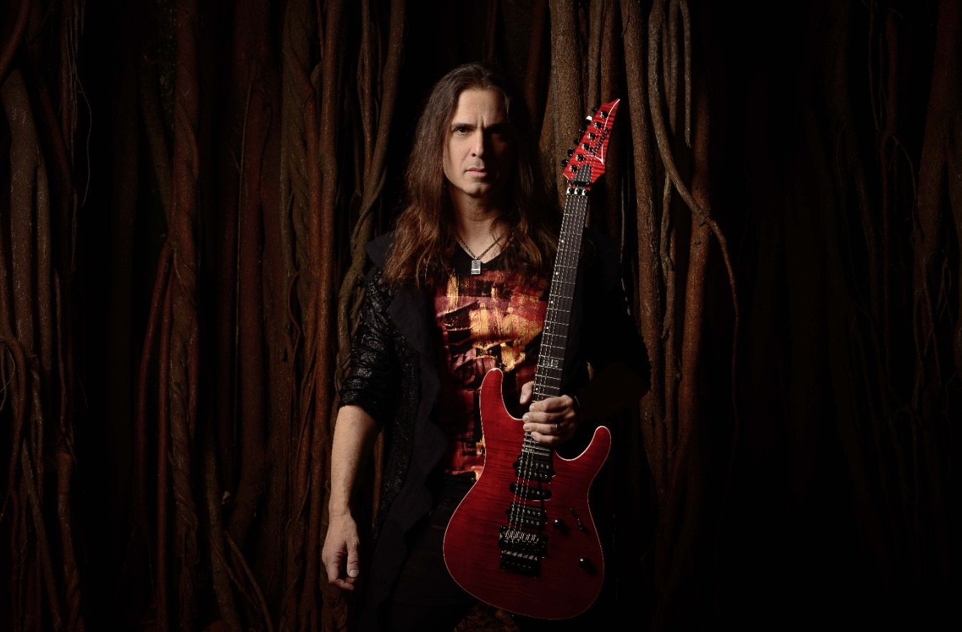 Kiko Loureiro realiza turnê pela América Latina com Marty Friedman como convidado especial