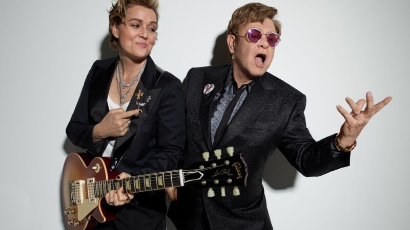 Elton John e Brandi Carlile anunciam álbum 'Who Believes In Angels?'; ouça faixa-título