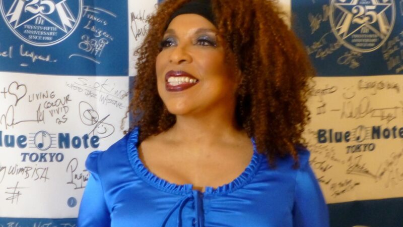 Roberta Flack, do hit 'Killing Me Softly With His Song', morre aos 88 anos