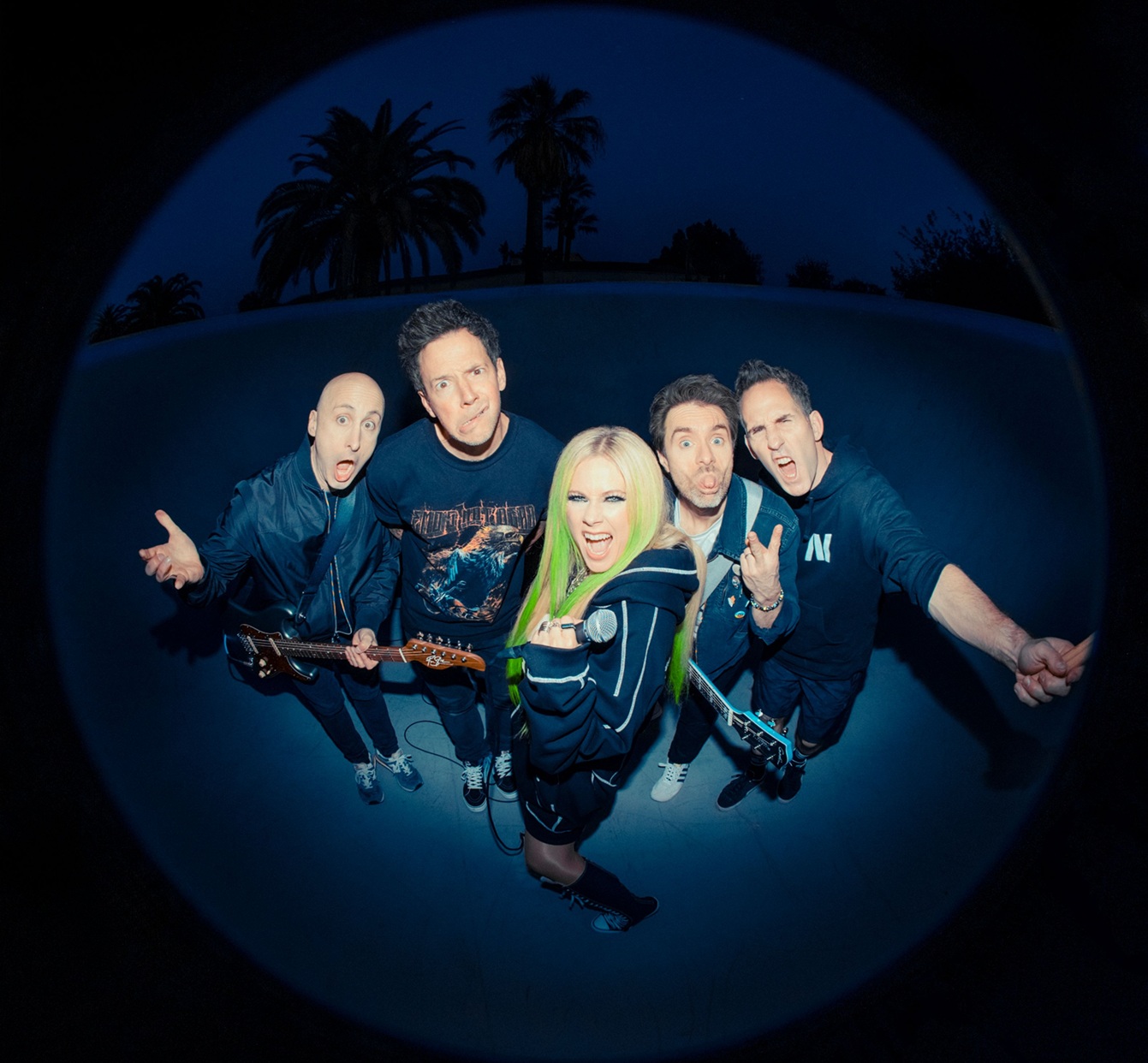 Avril Lavigne e Simple Plan lançam juntos ‘Young & Dumb’