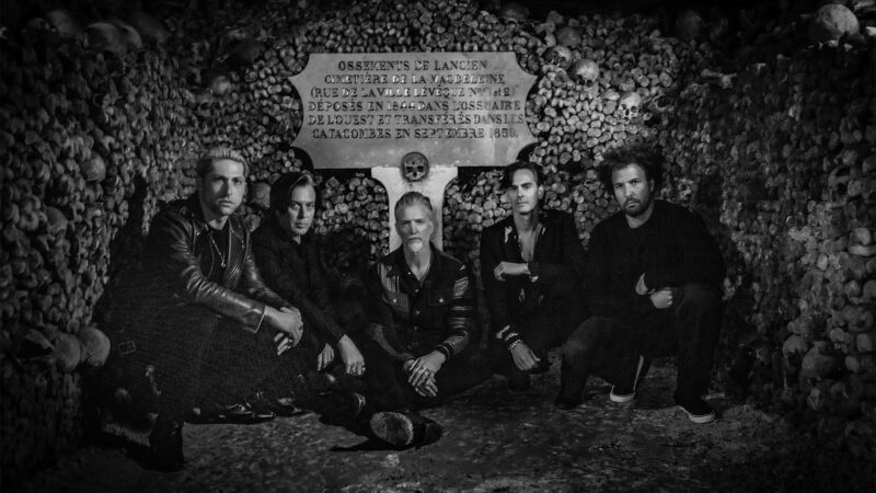 Queens Of The Stone Age anuncia exibição global do filme 'Alive In The Catacombs'