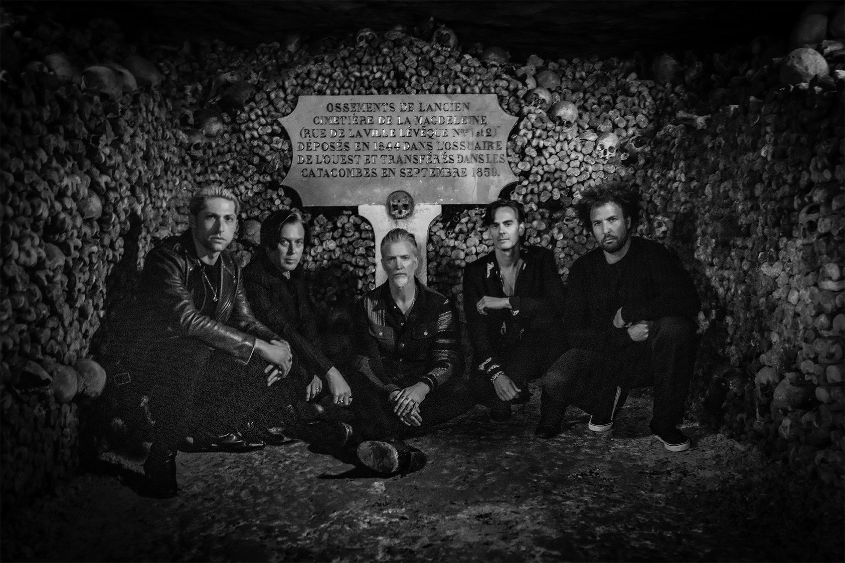 Queens Of The Stone Age anuncia exibição global do filme ‘Alive In The Catacombs’