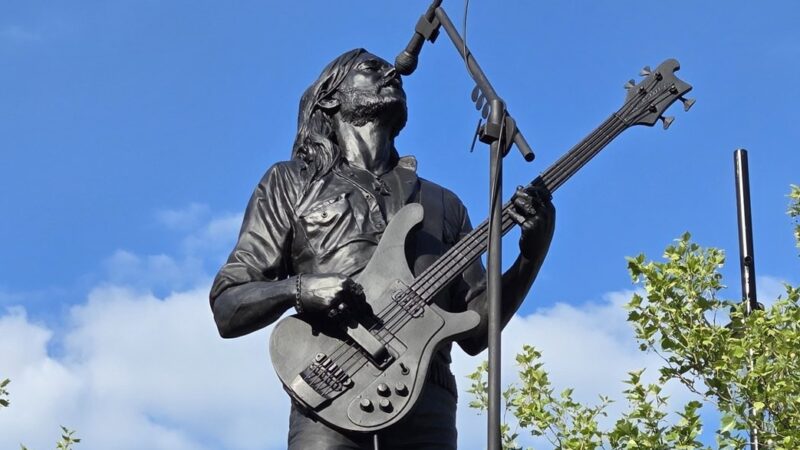 Estátua de Lemmy Kilmister, do Motörhead, é inaugurada