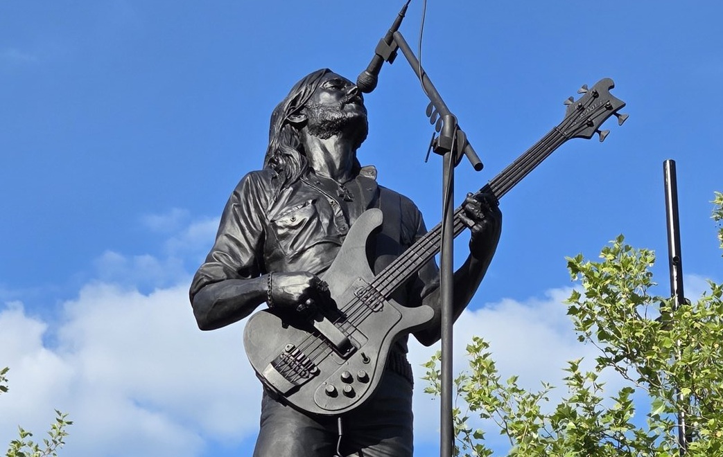 Estátua de Lemmy Kilmister, do Motörhead, é inaugurada