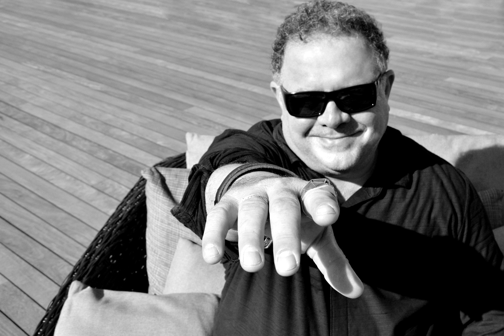 Leo Jaime celebra Dia dos Namorados com show acústico no Teatro Bradesco