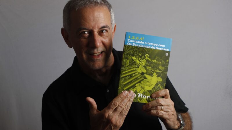 João Barone, dos Paralamas do Sucesso, autografa livro na Bienal