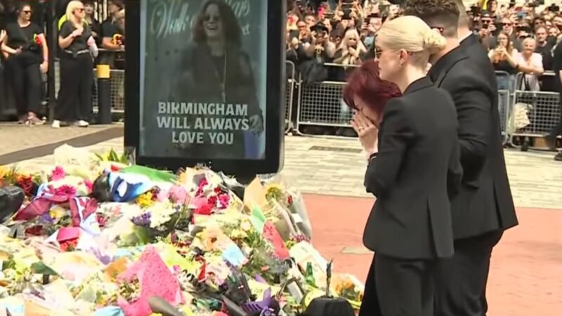 Fãs e família se despedem de Ozzy Osbourne em Birmingham