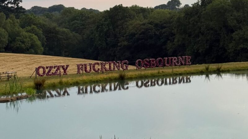 Filha de Ozzy Osbourne compartilha foto de local onde cantor foi sepultado