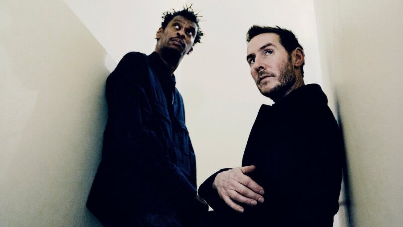 Massive Attack e Cavalera fazem show no Brasil com povos indígenas