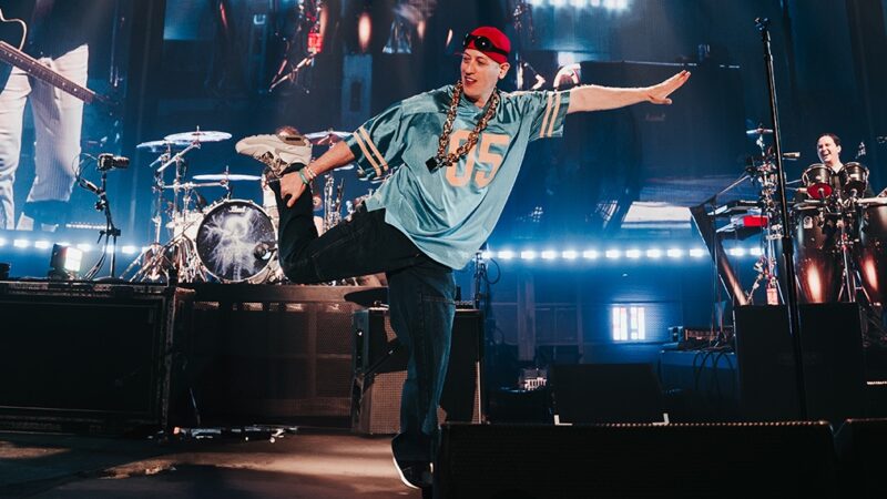 Offspring convida ao palco ator original do clipe de 'Pretty Fly'