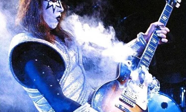 Ace Frehley, guitarrista original do KISS, morre aos 74 anos