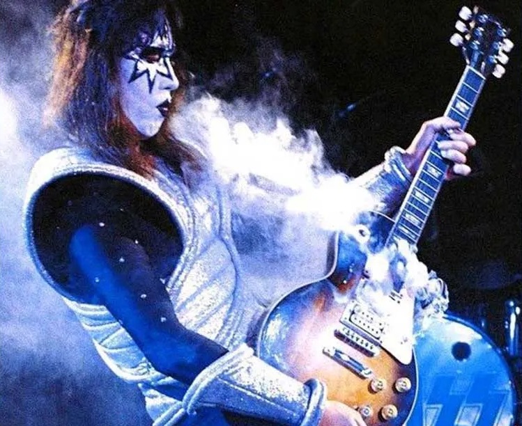 Ace Frehley, guitarrista original do KISS, morre aos 74 anos