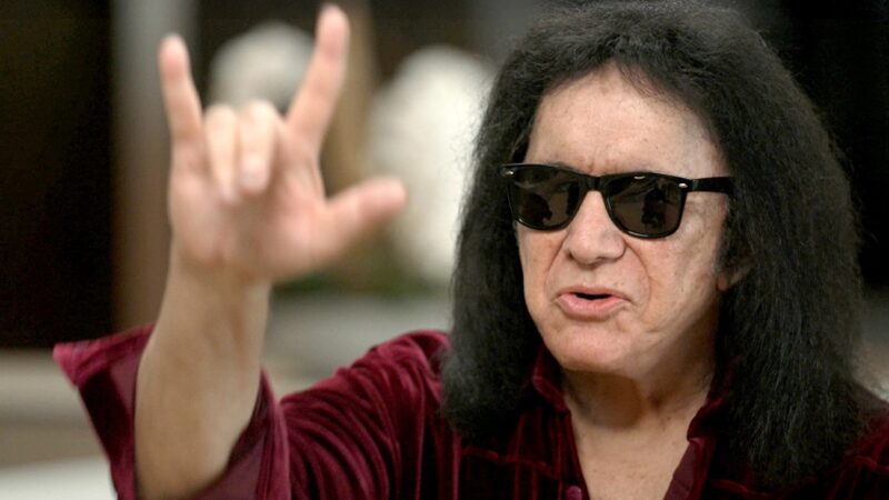 Gene Simmons sofre acidente de carro e manda recado aos fãs: 'péssimo motorista'