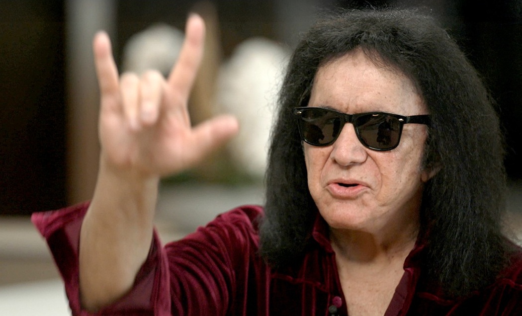 Gene Simmons sofre acidente de carro e manda recado aos fãs: ‘péssimo motorista’