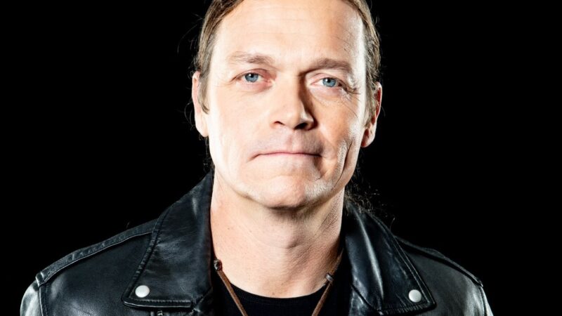 Brad Arnold, vocalista do 3 Doors Down, morre aos 47 anos